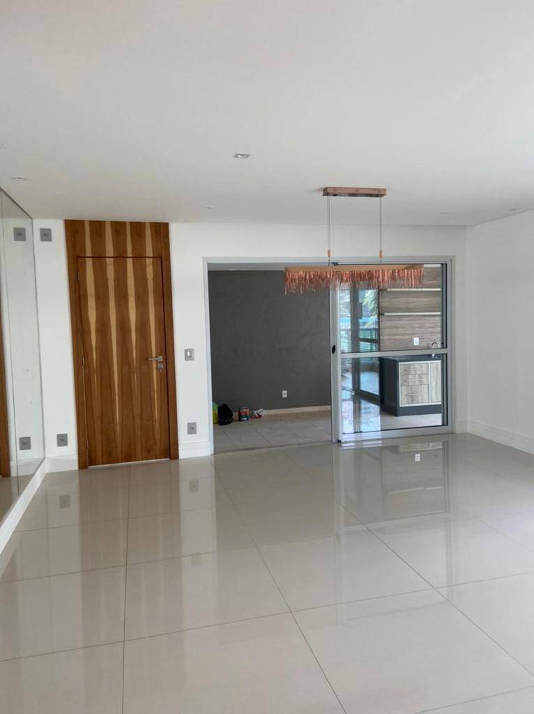 Apartamento para alugar com 4 quartos, 236m² - Foto 2