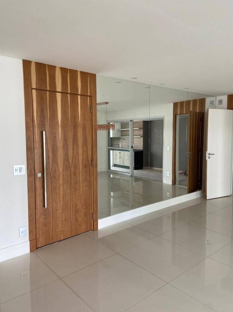 Apartamento para alugar com 4 quartos, 236m² - Foto 1