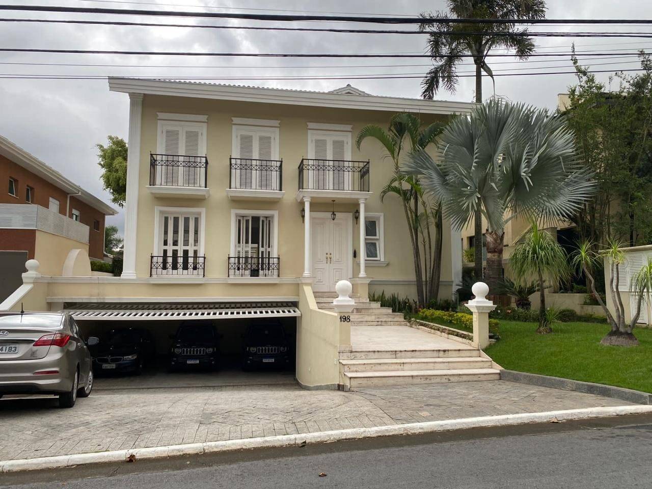 Casa à venda e aluguel com 4 quartos, 560m² - Foto 1